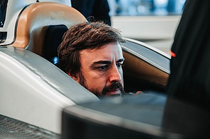 Алонсо прошел подгонку сиденья для Indy 500