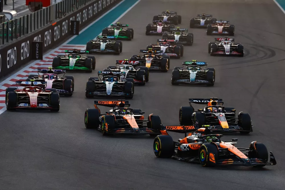 Lando Norris, McLaren MCL38, Oscar Piastri, McLaren MCL38, Max Verstappen, Red Bull Racing RB20, Carlos Sainz, Ferrari SF-24, Pierre Gasly, Alpine A524, y el resto en la salida