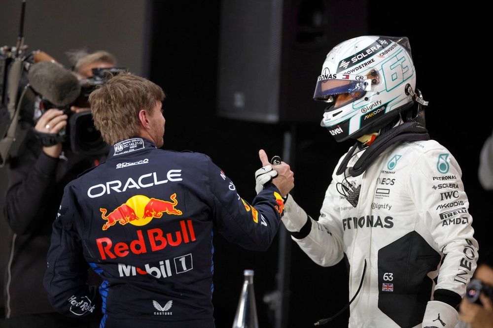 Max Verstappen, Red Bull Racing y George Russell, Mercedes-AMG F1 Team, se felicitan tras la clasificación