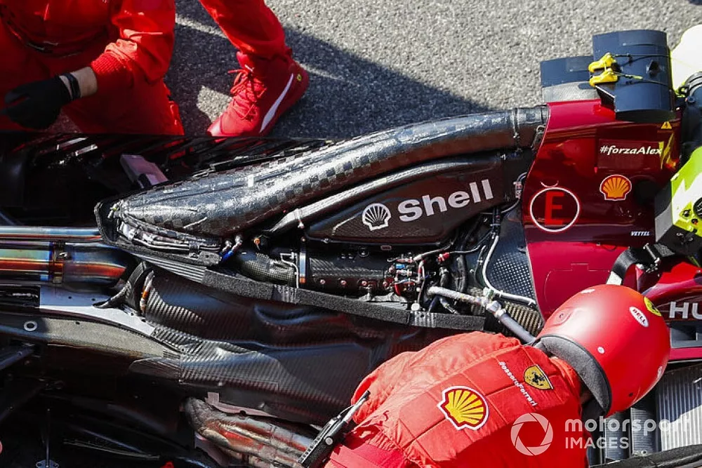 Meccanici Ferrari al lavoro sulla griglia