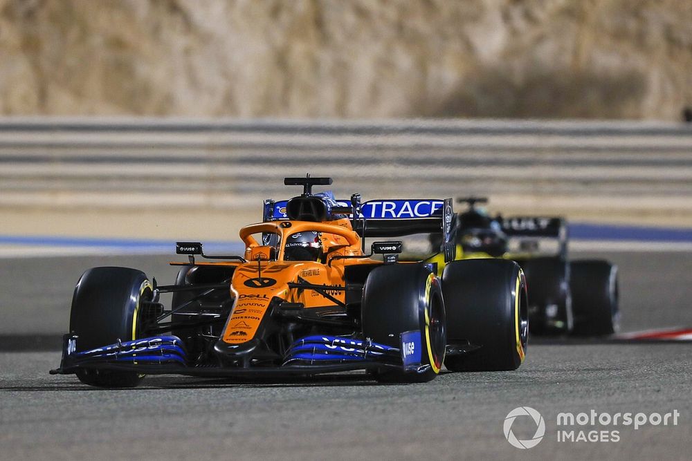 Carlos Sainz Jr., McLaren MCL35, George Russell, Mercedes F1 W11