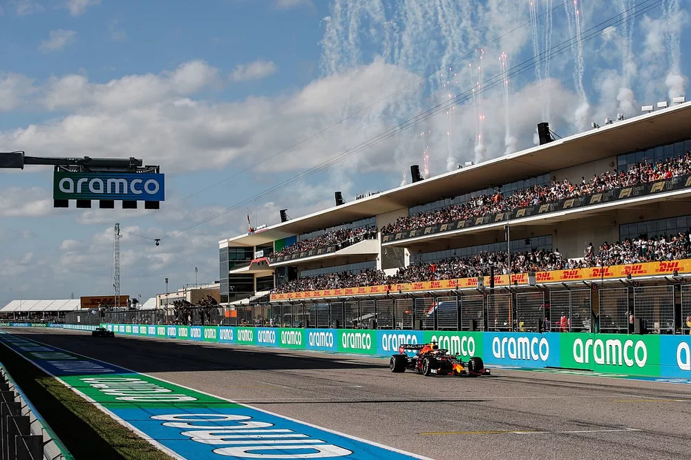 Max Verstappen, Red Bull Racing RB16B, 1&ordf; posici&oacute;n, se lleva la victoria