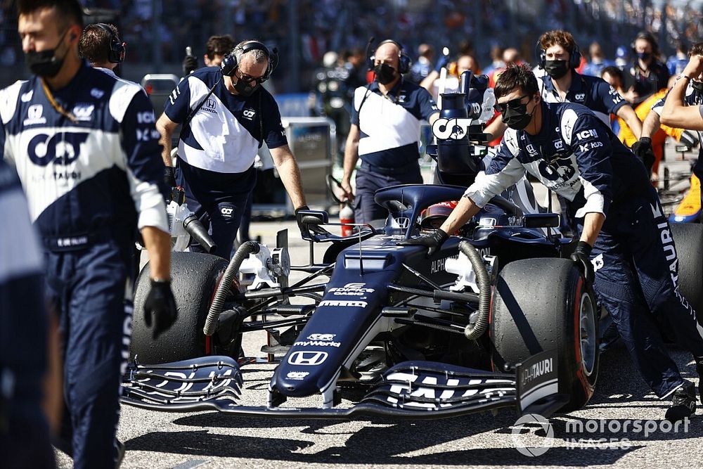 Yuki Tsunoda, AlphaTauri AT02, llega a la parrilla