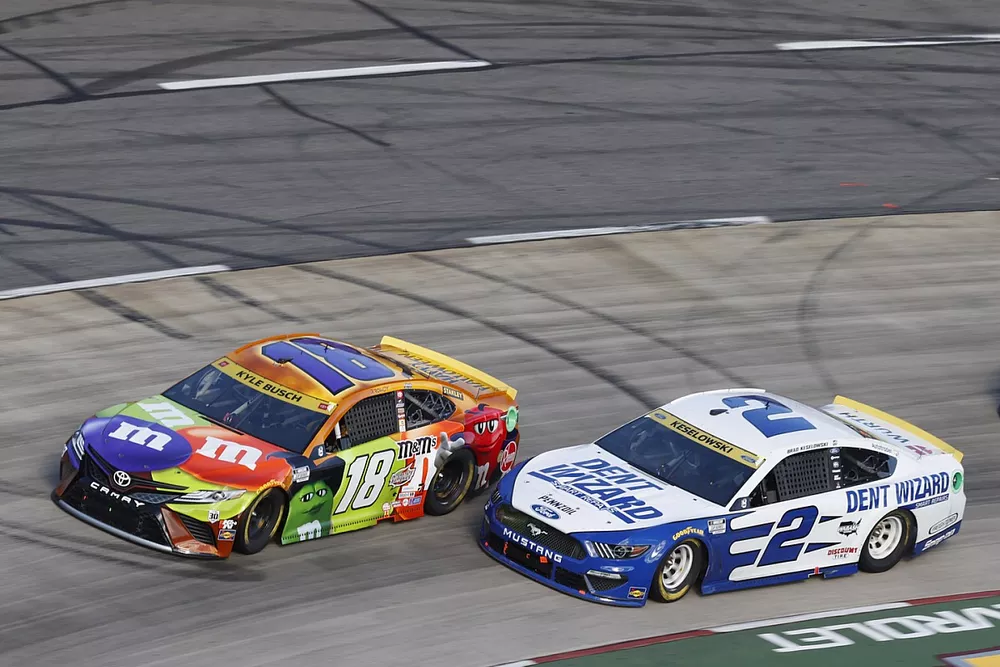 Kyle Busch, Joe Gibbs Racing, Toyota Camry M&M's Halloween, Brad Keselowski, Team Penske, Ford Mustang Dent Wizard