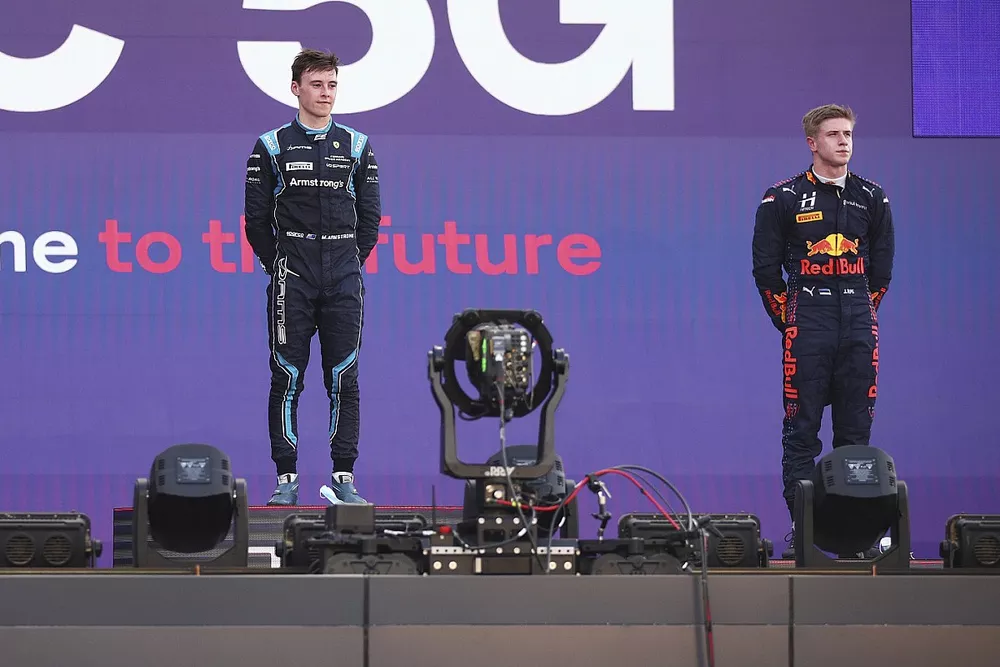 Podium: tweede plaats Liam Lawson, Hitech Grand Prix, winnaar Marcus Armstrong, Dams, derde plaats Juri Vips, Hitech Grand Prix.