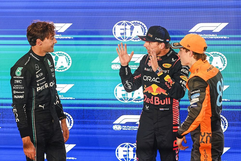Los tres primeros clasificados George Russell, Mercedes-AMG, el hombre de la pole Max Verstappen, Red Bull Racing, Oscar Piastri, McLaren
