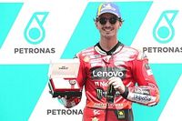 Bagnaia gana la pole en Sepang tras una caída de Martín