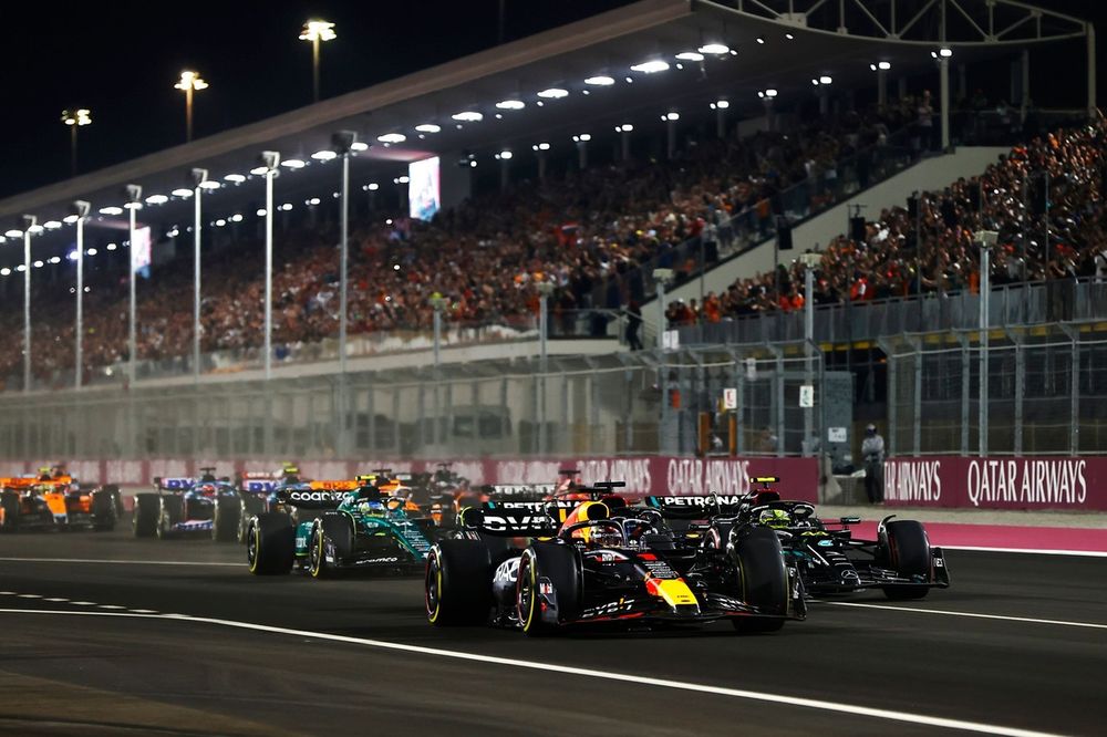 Max Verstappen, Red Bull Racing RB19, Lewis Hamilton, Mercedes F1 W14, Fernando Alonso, Aston Martin AMR23, Charles Leclerc, Ferrari SF-23, the rest of the field at the start