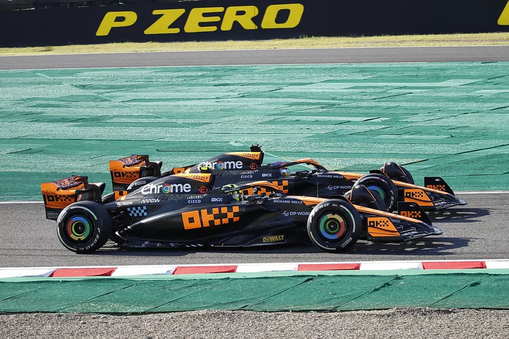 Lando Norris, McLaren MCL60 y Oscar Piastri, McLaren MCL60, celebran el doble podio en el GP de Jap&oacute;n