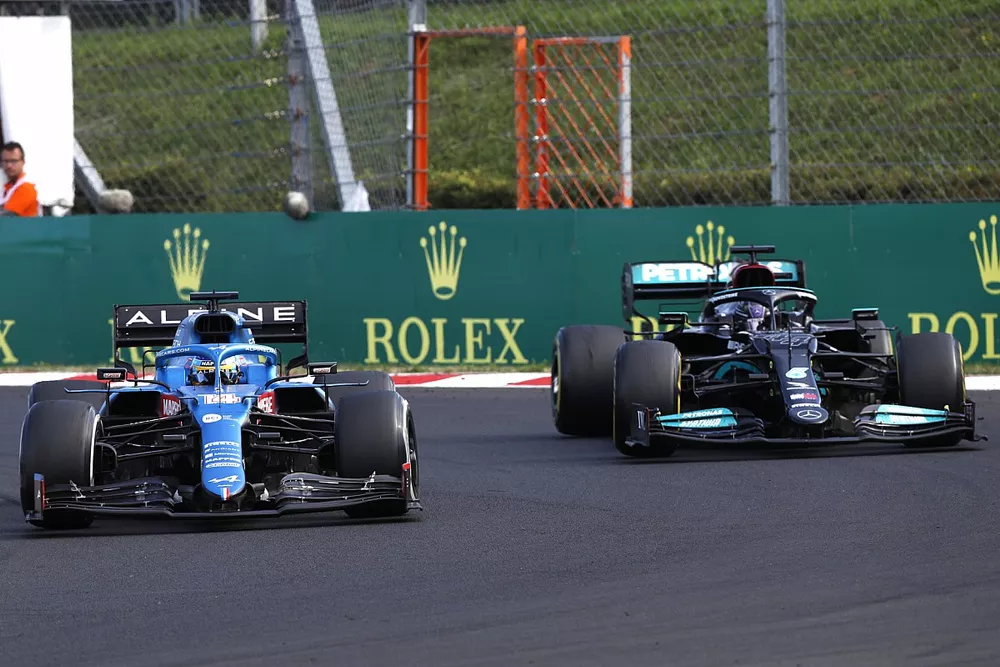 Fernando Alonso, Alpine A521, Lewis Hamilton, Mercedes W12