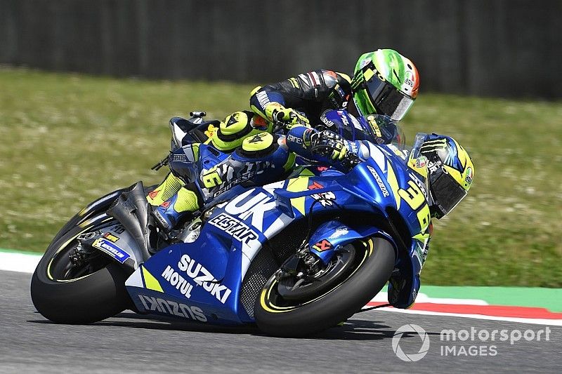 Toque entre Valentino Rossi, Yamaha Factory Racing, y Joan Mir, Team Suzuki MotoGP