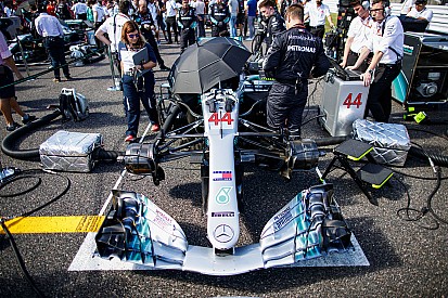 Hamilton már 50 győzelmet szerzett a Mercedesnek, és közben Vettelt védi