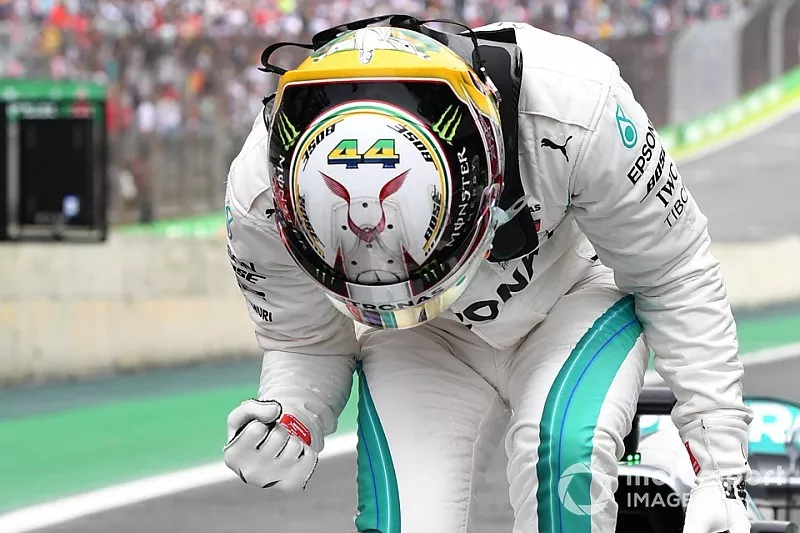 Ganador de la pole Lewis Hamilton, Mercedes-AMG F1 W09 EQ Power+ celebra