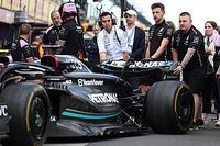 Mercedes coloca nueva caja de cambios a Hamilton y Russell en Australia