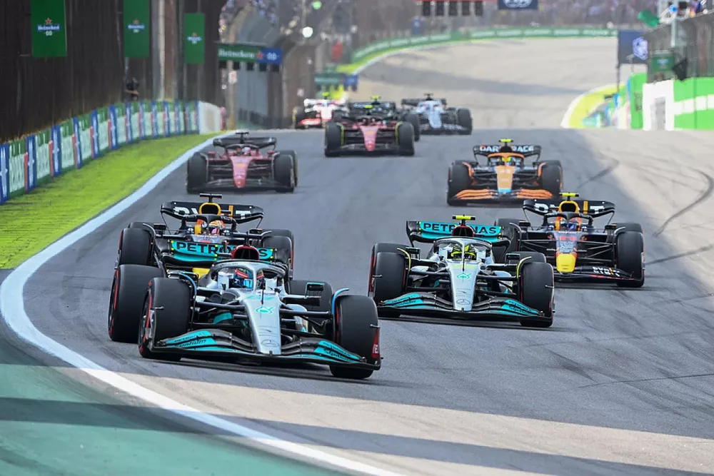 George Russell, Mercedes W13, Lewis Hamilton, Mercedes W13, Max Verstappen, Red Bull Racing RB18, Sergio Perez, Red Bull Racing RB18, et le reste des monoplaces au d&eacute;part