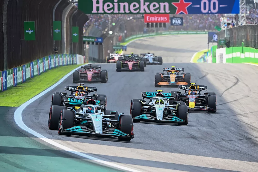 George Russell, Mercedes W13, Lewis Hamilton, Mercedes W13, Max Verstappen, Red Bull Racing RB18, Sergio Perez, Red Bull Racing RB18, the rest of the field at the start