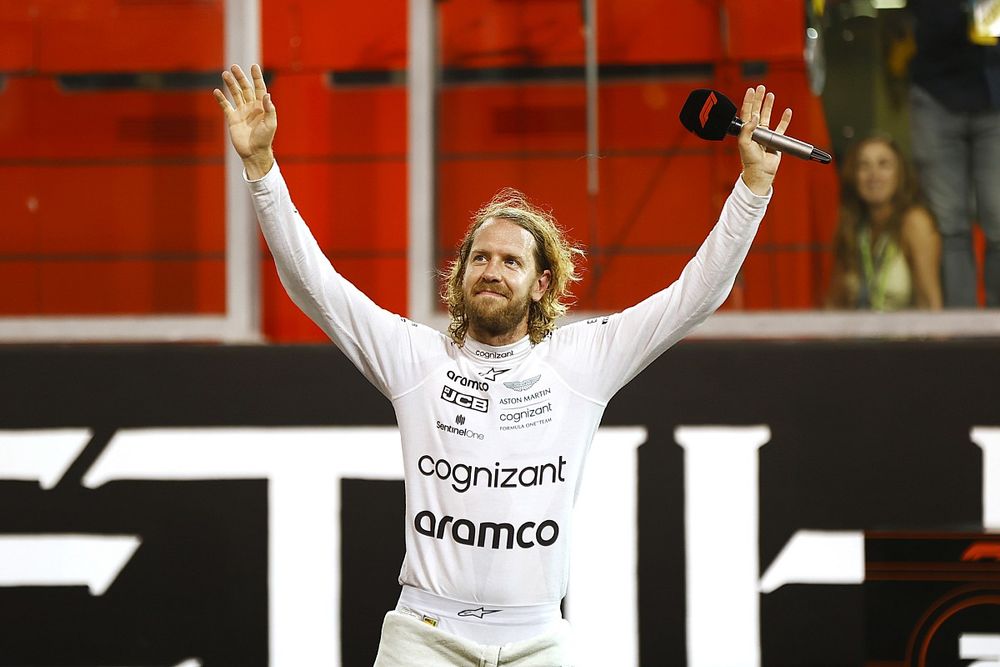 Sebastian Vettel, Aston Martin, saluda a los aficionados al final de su última carrera en la F1
