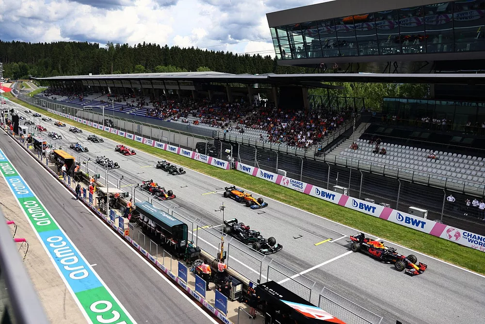 Max Verstappen, Red Bull Racing RB16B, Lewis Hamilton, Mercedes W12, Lando Norris, McLaren MCL35M, Sergio P&eacute;rez, Red Bull Racing RB16B, Valtteri Bottas, Mercedes W12, Pierre Gasly, AlphaTauri AT02, Charles Leclerc, Ferrari SF21, y el resto del pelot&oacute;n en la salida