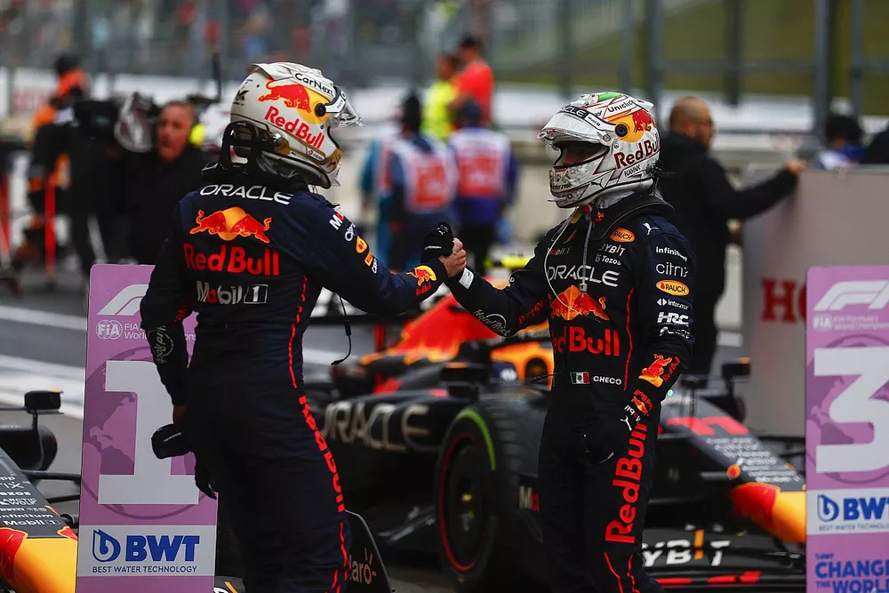 Max Verstappen, Red Bull Racing, fête sa victoire et son titre avec le deuxième Sergio Perez, Red Bull Racing, dans le parc fermé