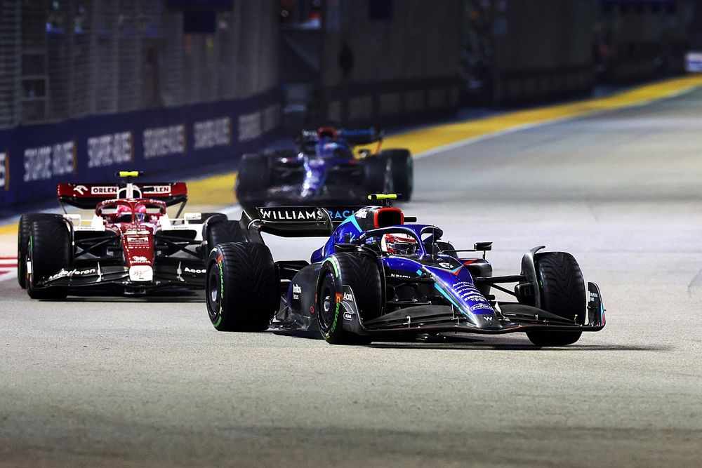 Nicholas Latifi, Williams FW44, Zhou Guanyu, Alfa Romeo C42, Alex Albon, Williams FW44