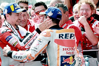 Manfaatkan sisi luar, Lorenzo kejutkan Marquez