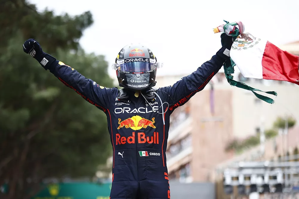 Le vainqueur Sergio Perez, Red Bull Racing