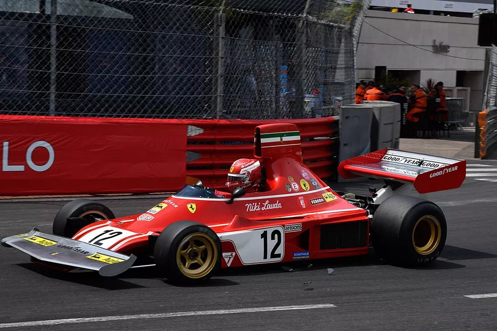 La Ferrari 312 B3 con Leclerc alla guida: si vedono i pezzi di pastiglia che volano sull'asfalto