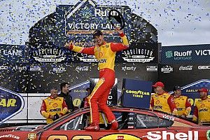 NASCAR: Logano tira Byron do caminho e vence em Darlington