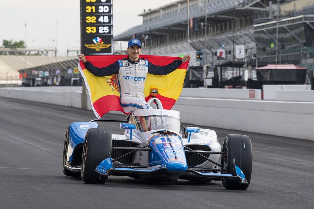 Alex Palou, Chip Ganassi Racing Honda posa con la bandera española durante la sesión de fotos de la primera fila