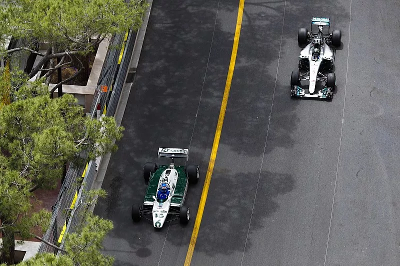 Keke Rosberg lidera a su hijo Nico Rosberg mientras recorren el circuito en sus autos ganadores del título mundial