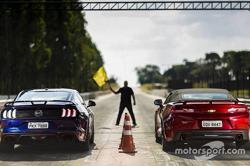 Comparativo Ford Mustang GT x Chevrolet Camaro SS - Por 0,3 segundo!