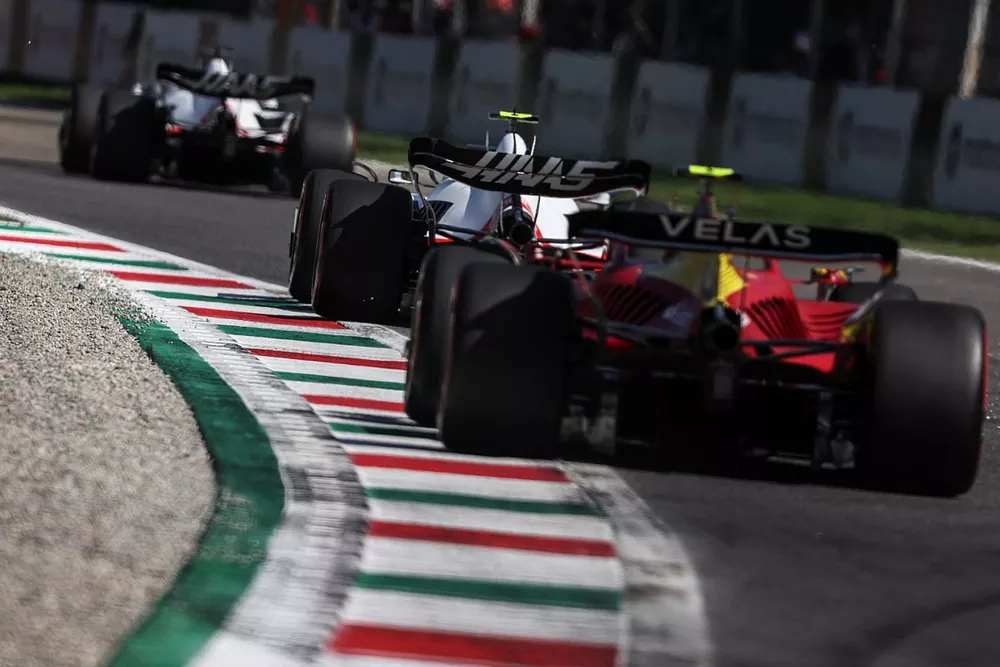 Mick Schumacher, Haas VF-22, Carlos Sainz, Ferrari F1-75