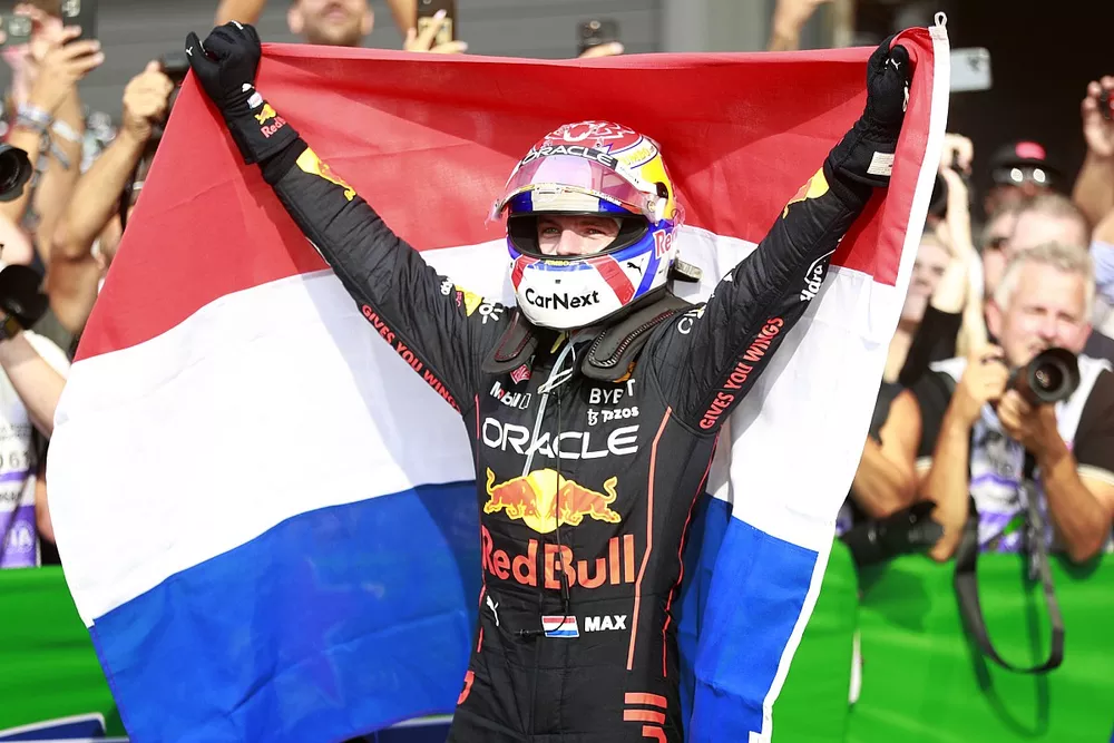 Max Verstappen, Red Bull Racing, f&ecirc;te sa victoire avec un drapeau des Pays-Bas