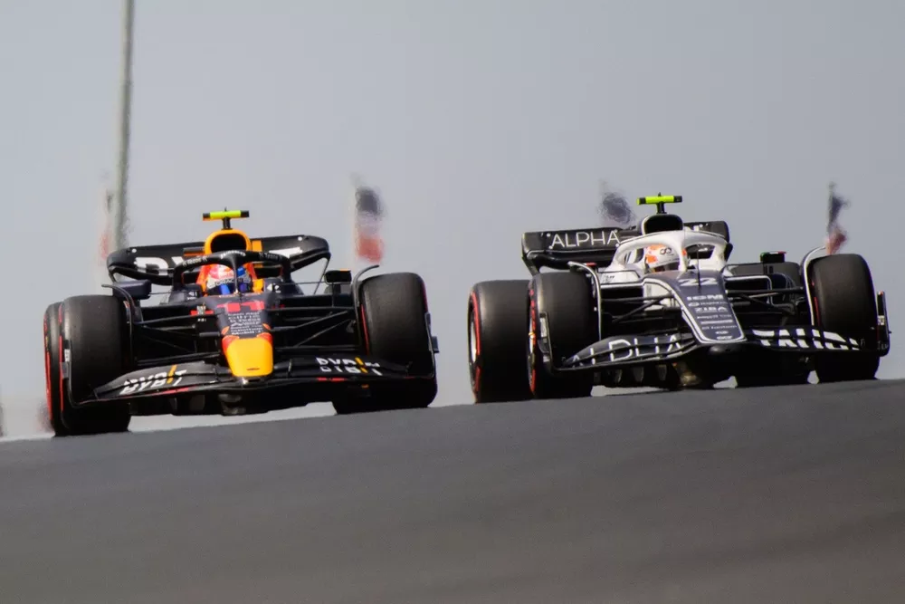 Sergio P&eacute;rez, Red Bull Racing RB18, Yuki Tsunoda, AlphaTauri AT03