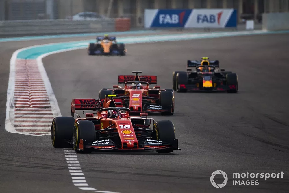 Charles Leclerc, Ferrari SF90, voor Sebastian Vettel, Ferrari SF90, Alexander Albon, Red Bull RB15, en Carlos Sainz Jr., McLaren MCL34
