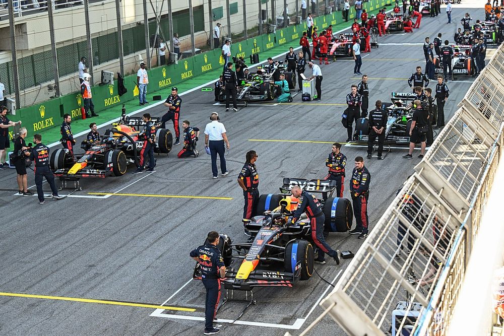 Mecánicos en la parrilla Sprint con Max Verstappen, Red Bull Racing RB19, Sergio Pérez, Red Bull Racing RB19, George Russell, Mercedes F1 W14, Lewis Hamilton, Mercedes F1 W14.