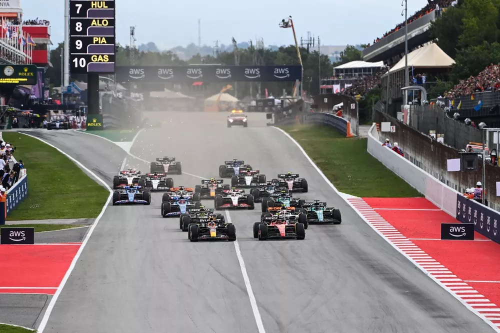 Max Verstappen, Red Bull Racing RB19, Carlos Sainz, Ferrari SF-23, Lewis Hamilton, Mercedes F1 W14, Lance Stroll, Aston Martin AMR23, Lando Norris, McLaren MCL60, the rest of the field at the start