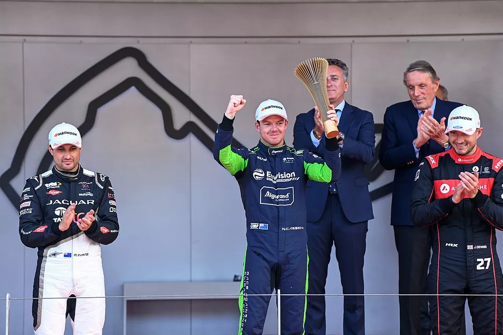 El ganador Nick Cassidy, Envision Racing celebra en el podio con Mitch Evans, Jaguar Racing, segundo y Jake Dennis, Andretti Autosport, tercero