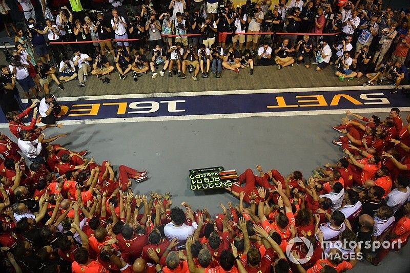 Sebastian Vettel, Ferrari, 1ª posición, Charles Leclerc, Ferrari, 2ª posición, y el equipo Ferrari celebran la victoria.