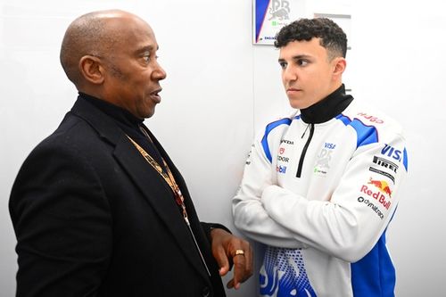 El padre de Hamilton consoló a un "enfadado" Hadjar por su accidente