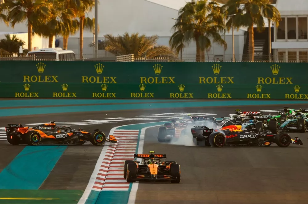 Lando Norris, McLaren MCL38, comme Oscar Piastri, McLaren MCL38, Max Verstappen, Red Bull Racing RB20, partent en t&ecirc;te-&agrave;-queue apr&egrave;s un contact au d&eacute;part.