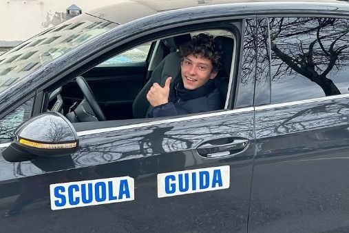 Andrea Kimi Antonelli passando no exame de habilitação