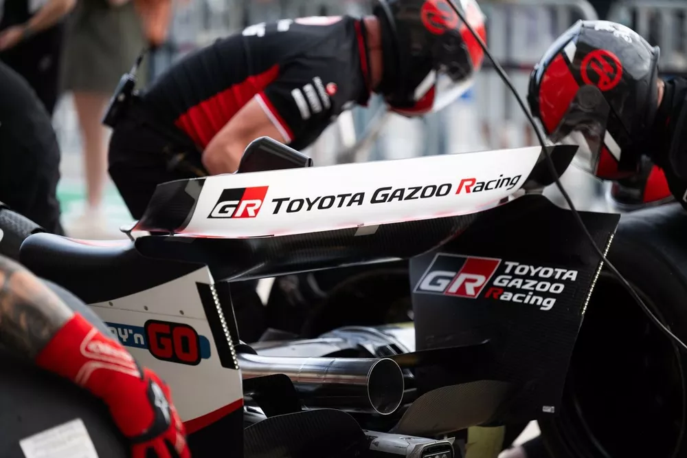 Membros da equipe Haas praticam um pit stop. A marca Toyota &eacute; vis&iacute;vel na asa traseira