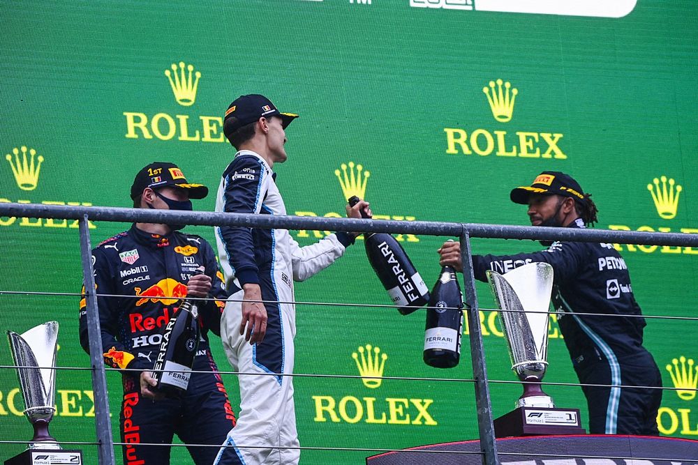 Podio: segundo lugar George Russell, Williams, tercer lugar Lewis Hamilton, Mercedes