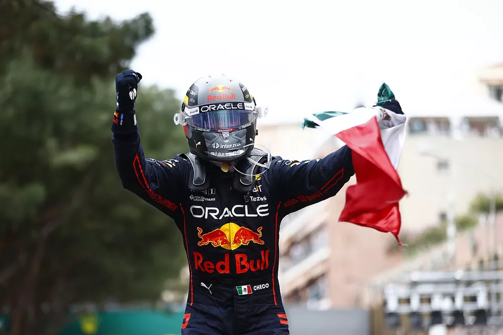 Sergio P&eacute;rez, Red Bull Racing, 1&ordf; posici&oacute;n, celebra su llegada al Parc Ferme