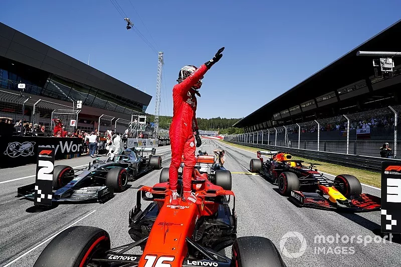 Ganador de la pole Charles Leclerc, Ferrari celebra