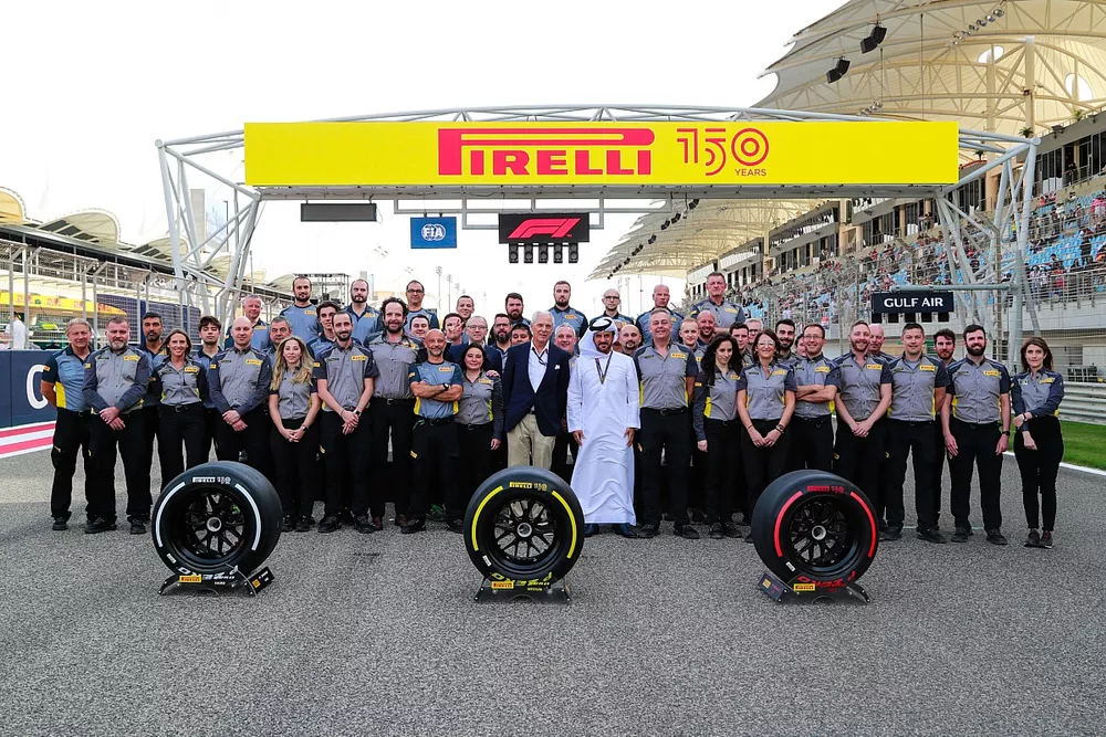 Foto del gruppo Pirelli, tra cui il presidente Marco Tronchetti Provera, Mohammed bin Sulayem, presidente FIA, Stefano Domenicali, CEO, Formula 1, Mario Isola, Racing Manager, Pirelli Motorsport e Matteo Bonciani, Head of Motorsport Communication, Pirelli