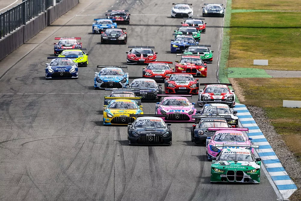 Start practice, Marco Wittmann, Walkenhorst Motorsport BMW M4 GT3 leads