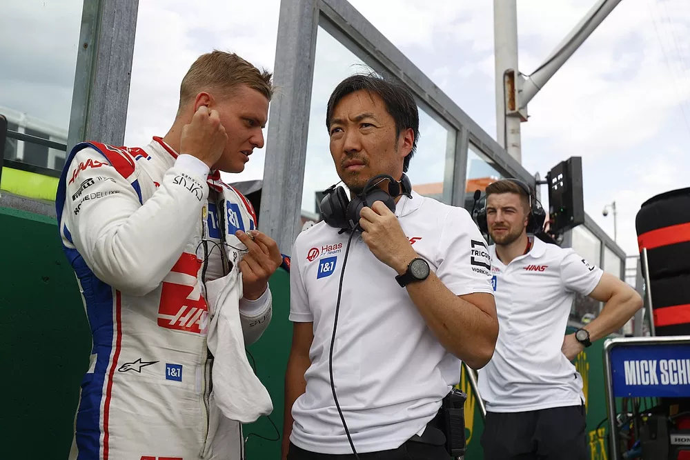 Mick Schumacher, Haas F1 Team, Ayao Komatsu, Chief Engineer, Haas F1, on the grid
