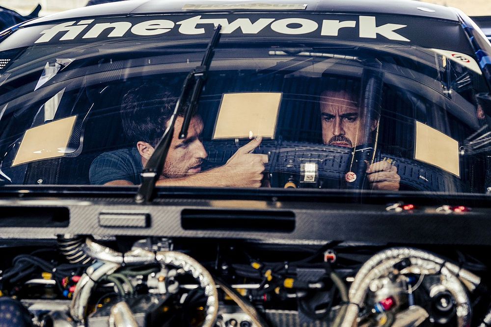 Fernando Alonso prueba el Aston Martin Vantage AMR clase uno